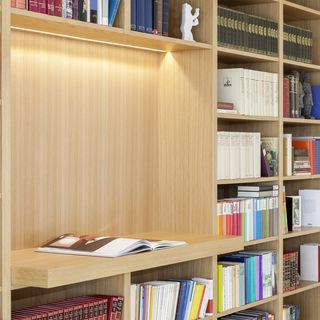 Bücherregal