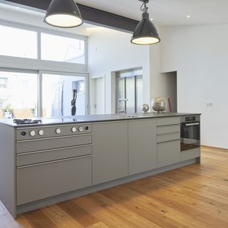 Eiche Holzboden - graue Küchenfront supermatt